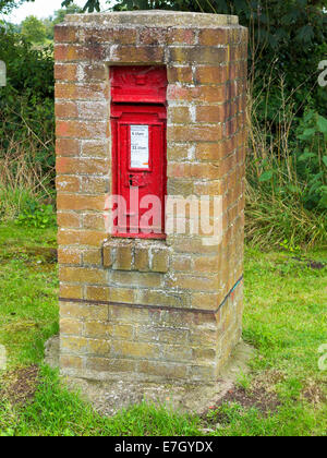 Un mattone di Royal Mail casella montante nel villaggio di Bratoft, Lincolnshire Foto Stock