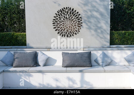 Giardino - Associazione britannica di paesaggio Industriies - Vogue - moderno giardino - hedge e pietra w Foto Stock