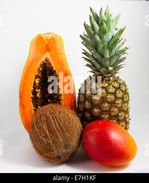 Una composizione di frutti tropicali Foto Stock