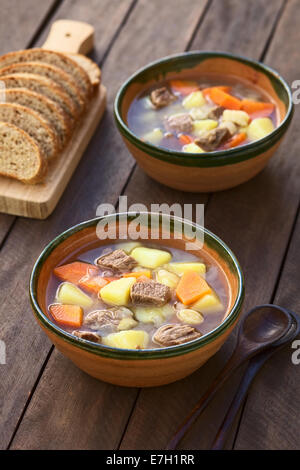 Tradizionale zuppa ungherese chiamato Gulyasleves fatta di carni bovine, patata, carota, cipolla, csipetke (pasta fatta in casa) e paprica Foto Stock