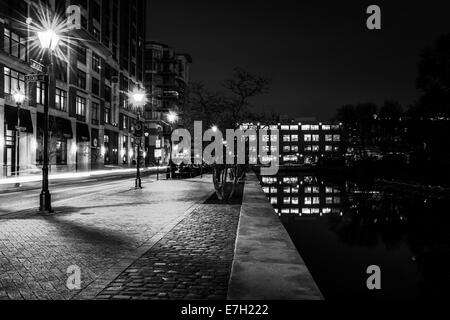 Canale lungo una strada di notte a Baltimora, Maryland. Foto Stock