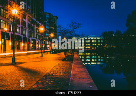 Canale lungo una strada di notte a Baltimora, Maryland. Foto Stock