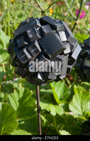 Scultura ecosostenibile per ornamenti da giardino realizzata con materiali riciclati riutilizzati tasti tastiera per computer eco-use UK Foto Stock