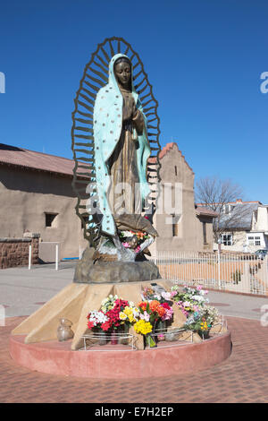 Nostra Signora di Guadalupe statua a el Santuario de Guadalupe, antica missione chiesa costruita nel 1781. Foto Stock