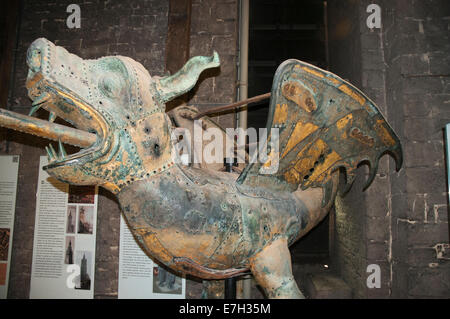 Il bronzo originale dragon una volta che è stato fissato in cima alla torre di Belfort a Gand, Belgio Foto Stock