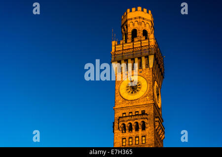 La luce del tramonto sulla torre Bromo-Seltzer a Baltimora, Maryland. Foto Stock