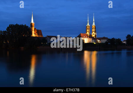 Ostrow Tumski isola sul fiume Oder con la cattedrale e la chiesa della Santa Croce al tramonto, Wroclaw, Polonia Foto Stock