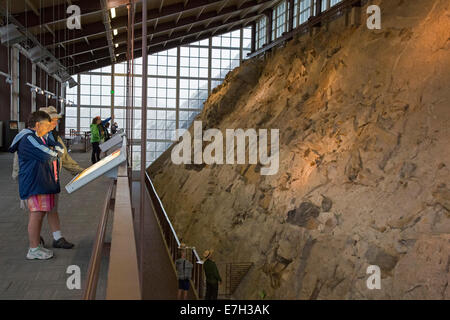 Jensen, Utah - Visitatori visualizza le ossa di dinosauri nella cava Exhibit Hall a dinosauro monumento nazionale. Foto Stock