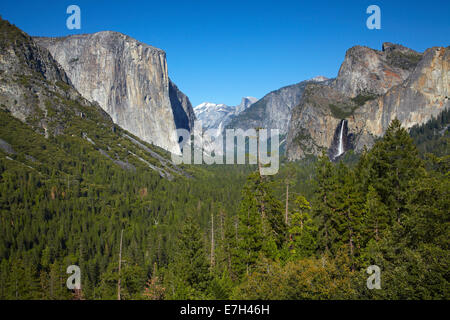 El Capitan, Yosemite Valley, mezza cupola e Bridalveil Fall, visto dalla vista di tunnel, Yosemite National Park, California, Stati Uniti d'America Foto Stock