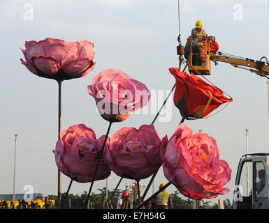 Pechino, Cina. Xviii Sep, 2014. Lavoratori disporre le decorazioni di fiori per salutare la prossima Giornata nazionale del 1 ottobre a Piazza Tian'anmen a Pechino Capitale della Cina, Sett. 18, 2014. Credito: Xinhua/Alamy Live News Foto Stock