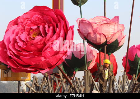 Pechino, Cina. Xviii Sep, 2014. Decorazioni floreali sono preparati per salutare la prossima Giornata nazionale del 1 ottobre a Piazza Tian'anmen a Pechino Capitale della Cina, Sett. 18, 2014. Credito: Wang Yueling/Xinhua/Alamy Live News Foto Stock