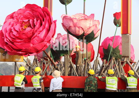 Pechino, Cina. Xviii Sep, 2014. Lavoratori disporre le decorazioni di fiori per salutare la prossima Giornata nazionale del 1 ottobre a Piazza Tian'anmen a Pechino Capitale della Cina, Sett. 18, 2014. Credito: Wang Yueling/Xinhua/Alamy Live News Foto Stock