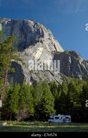 RV e El Capitan, Yosemite Valley, Yosemite National Park, California, Stati Uniti d'America Foto Stock
