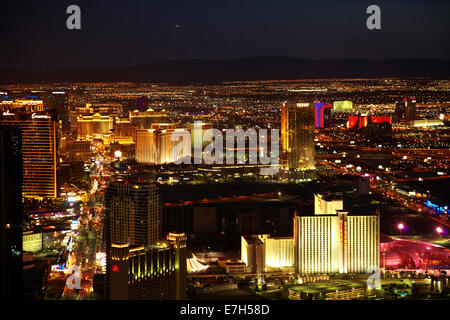 Vista notturna di alberghi e casinò lungo lo Strip di Las Vegas, dal ponte di osservazione di Stratosphere Tower, Las Vegas, Nevada, STATI UNITI D'AMERICA Foto Stock