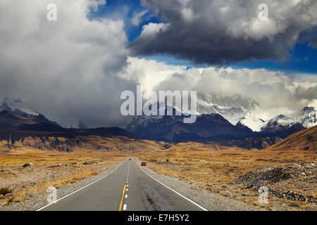 Il monte Fitz Roy tra le nuvole, la strada per il parco nazionale Los Glaciares, Patagonia, Argentina Foto Stock