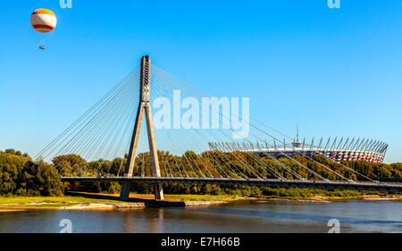 Bridge, mongolfiera e stadium oltre il fiume Vistola a Varsavia in Polonia. Foto Stock