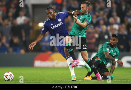 Londra, Gran Bretagna. Xvii Sep, 2014. Del Chelsea Didier Drogba (l) e Schalke il Marco Hoeger vie per la palla, mentre Kevin-Prince Boateng guarda su durante la UEFA Champions League gruppo G partita di calcio tra Chelsea FC ed FC Schalke 04 a Stadio Stamford Bridge di Londra, Gran Bretagna, 17 settembre 2014. Foto: Ina Fassbender/dpa/Alamy Live News Foto Stock