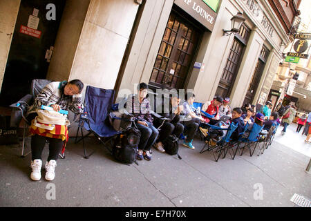 Sydney, NSW, Australia. Il 18 settembre 2014. Di circa 4pm alla vigilia dell'iPhone 6 lancio vi fu una lunga coda che si estende dal Sydney flagship store di Apple su George Street, dietro l'angolo su King Street e intorno al prossimo angolo su King Street. Nella foto è Market Street. Copyright Credit: 2014 Richard Milnes/Alamy Live News. Foto Stock