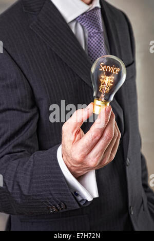 Assistenza clienti in un concetto di lampadine a filamento. Foto Stock