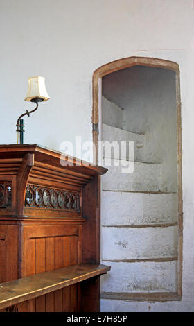 Una vista del rood loft scale nella chiesa parrocchiale di Santa Maria a Antingham, Norfolk, Inghilterra, Regno Unito. Foto Stock