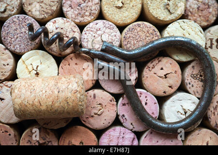 Vintage rusty cavatappi con sughero singolo sui molti tappi vino sfondo Foto Stock