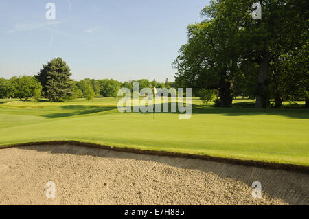 Vista del 8 Verde e bunker di Pam Barton Corso Mid-Surrey Royal Golf Club Richmond Surrey in Inghilterra Foto Stock