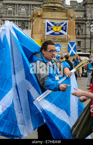 Glasgow, Scotland, Regno Unito. 17 Settembre, 2014. Centinaia di persone partecipano con striscioni e cartelloni con un "sì Scozia campagna' in George Square, Glasgow con relatori nonché musica dal vivo. Il paese va alle urne il 18 settembre 2014 a decidere se la Scozia dovrebbe essere un paese indipendente o rimane nel Regno Unito. Credito: Martin Alan Smith/Pacific Press/Alamy Live News Foto Stock