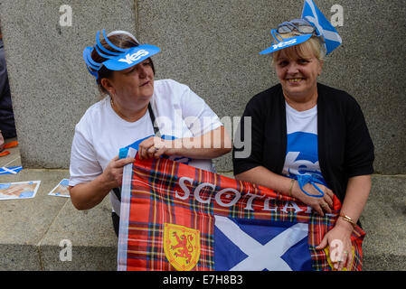 Glasgow, Scotland, Regno Unito. 17 Settembre, 2014. Centinaia di persone partecipano a un "sì Scozia campagna' in George Square, Glasgow con striscioni e cartelloni, ci sono anche relatori nonché musica dal vivo. Il paese va alle urne il 18 settembre 2014 a decidere se la Scozia dovrebbe essere un paese indipendente o rimane nel Regno Unito. Credito: Martin Alan Smith/Pacific Press/Alamy Live News Foto Stock