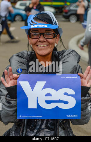 Glasgow, Scotland, Regno Unito. 17 Settembre, 2014. Centinaia di persone partecipano a un "sì Scozia campagna' in George Square, Glasgow con striscioni e cartelloni, ci sono anche relatori nonché musica dal vivo. Il paese va alle urne il 18 settembre 2014 a decidere se la Scozia dovrebbe essere un paese indipendente o rimane nel Regno Unito. Credito: Martin Alan Smith/Pacific Press/Alamy Live News Foto Stock