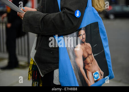 Glasgow, Scotland, Regno Unito. 17 Settembre, 2014. Centinaia di persone partecipano a un "sì Scozia campagna' in George Square, Glasgow con striscioni e cartelloni, ci sono anche relatori nonché musica dal vivo. Il paese va alle urne il 18 settembre 2014 a decidere se la Scozia dovrebbe essere un paese indipendente o rimane nel Regno Unito. Credito: Martin Alan Smith/Pacific Press/Alamy Live News Foto Stock