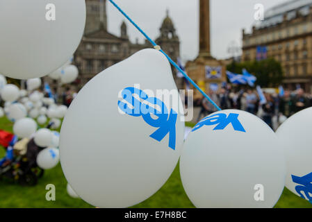 Glasgow, Scotland, Regno Unito. 17 Settembre, 2014. Centinaia di persone partecipano a un "sì Scozia campagna' in George Square, Glasgow con striscioni e cartelloni, ci sono anche relatori nonché musica dal vivo. Il paese va alle urne il 18 settembre 2014 a decidere se la Scozia dovrebbe essere un paese indipendente o rimane nel Regno Unito. Credito: Martin Alan Smith/Pacific Press/Alamy Live News Foto Stock