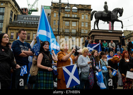 Glasgow, Scotland, Regno Unito. 17 Settembre, 2014. Centinaia di persone partecipano a un "sì Scozia campagna' in George Square, Glasgow con striscioni e cartelloni, ci sono anche relatori nonché musica dal vivo. Il paese va alle urne il 18 settembre 2014 a decidere se la Scozia dovrebbe essere un paese indipendente o rimane nel Regno Unito. Credito: Martin Alan Smith/Pacific Press/Alamy Live News Foto Stock