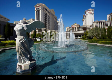 "La Vittoria Alata di Samotracia' statua replica e le fontane, il Caesars Palace Hotel & Casino, Las Vegas, Nevada, STATI UNITI D'AMERICA Foto Stock