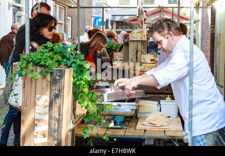 DORDRECHT, Paesi Bassi - 29 settembre 2013: Costomers essendo servito cibo in un mercato in stallo durante l'evento Dordt Pakt Uit Foto Stock