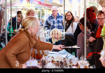 DORDRECHT, Paesi Bassi - 29 settembre 2013: titolare di stallo di offrire dei campioni di cioccolato a costomers a un mercato in stallo. Foto Stock
