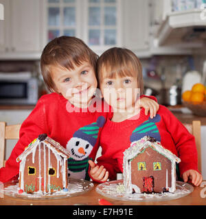 Ragazzi, Cottura Biscotti allo zenzero per Natale Foto Stock