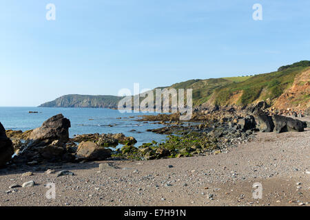 Costa e le rocce in Kennack Sands Cornovaglia La Lucertola Heritage costa Sud Ovest Inghilterra con cielo blu su una soleggiata mattina d'estate Foto Stock