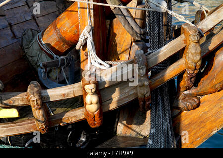 DORDRECHT, Paesi Bassi - 3 ottobre 2011: il russo galeone replica il Shtandart, ancorate a Dordrecht. Foto Stock