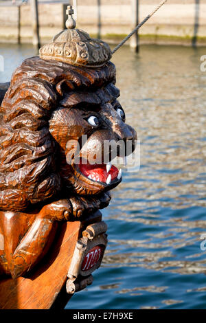 DORDRECHT, Paesi Bassi - 3 ottobre 2011: il russo galeone replica il Shtandart, ancorate a Dordrecht. Foto Stock