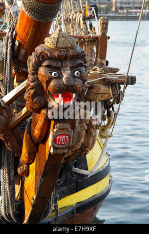 DORDRECHT, Paesi Bassi - 3 ottobre 2011: il russo galeone replica il Shtandart, ancorate a Dordrecht. Foto Stock