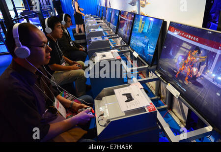 Makuhari, Giappone. Xviii Sep, 2014. Sony PlayStation 4 fa il suo debutto presso il Tokyo Game Show che si apre a Makuhari Messe, a est di Tokyo, giovedì 18 settembre, 2014. La mostra annuale offre quasi 750 giochi da 400 espositori per ogni tipo di console, smartphone e tablet. Asias il più grande evento di videogame a cui sono attesi più di 200.000 visitatori su quattro giorni di esecuzione. Credito: Natsuki Sakai/AFLO/Alamy Live News Foto Stock