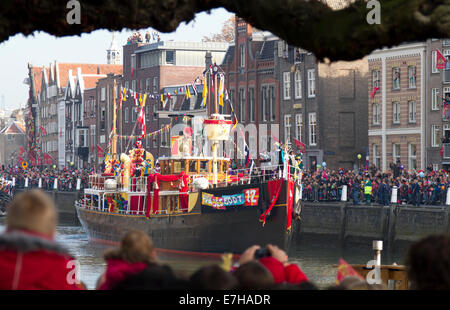 DORDRECHT, Paesi Bassi - 12 novembre: Barca di Saint Nicolas arriva nel porto di Dordrecht per la sfilata con Zwarte Piet Foto Stock