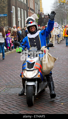 DORDRECHT, Paesi Bassi - 18 novembre: motociclo poliziotto vestito in costume a salutare i bambini in sinterklaas festival Foto Stock