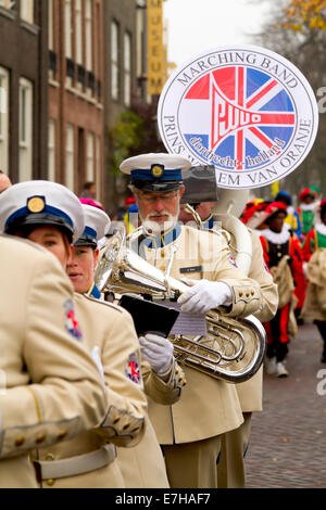 DORDRECHT, Paesi Bassi - 18 novembre: Marching Band, Principe Willem van Oranje, partecipando a una sfilata in riproduzione. Foto Stock