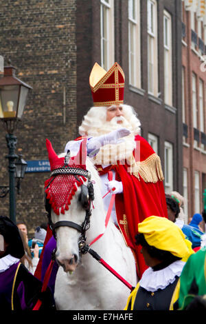 DORDRECHT, Paesi Bassi - 18 novembre: Saint Nicolaas sul suo cavallo bianco Amerigo, cavalcando attraverso le strade di Dordrecht sventolando Foto Stock
