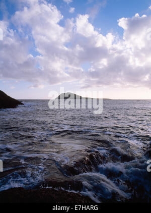 Bardsey Island si vede attraverso Bardsey suono dalla Trwyn Maen Melyn, Lleyn Peninsula, Galles Foto Stock