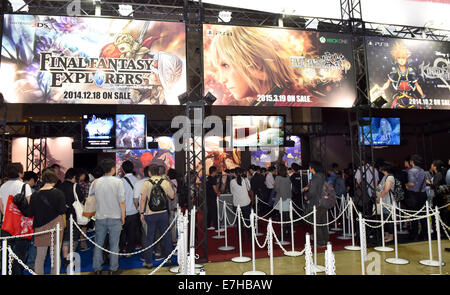 Makuhari, Giappone. Xviii Sep, 2014. Il Tokyo Game Show prende il via presso il Makuhari Messe, a est di Tokyo, giovedì 18 settembre, 2014. La mostra annuale offre quasi 750 giochi da 400 espositori per ogni tipo di console, smartphone e tablet. Asias il più grande evento di videogame a cui sono attesi più di 200.000 visitatori su quattro giorni di esecuzione. Credito: Natsuki Sakai/AFLO/Alamy Live News Foto Stock