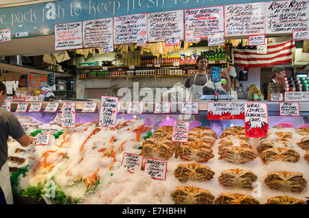 Pressione di stallo di pesce presso il Mercato di Pike Place, Seattle Foto Stock