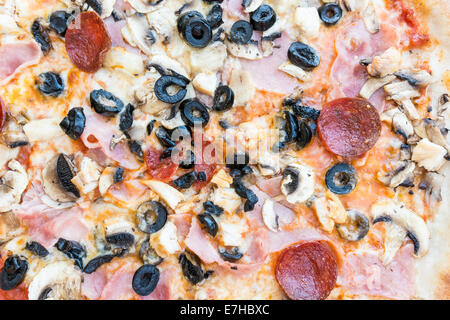 Salsiccia per Pizza Pizza Close Up con funghi, olive e peperoncino salame Foto Stock