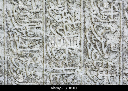 Antiche lettere arabe scolpiti sulla pietra vecchia Foto Stock